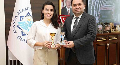 ALKÜ'lü buz pateni şampiyonu, Rektör Türkdoğan'la bir araya geldi