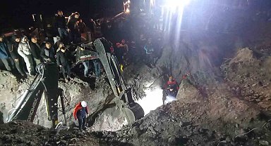 Amasya Valisi Önder Bakan, köyde su kuyusu açma çalışması sırasında meydana gelen göçükte toprak altında kalan 2 kişinin cansız bedenlerine ulaştıklarını açıkladı.