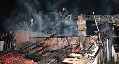 Amasya'da 2 katlı ev alevlere teslim oldu