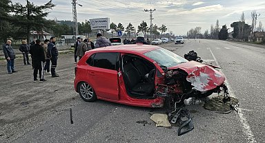 Amasya'da otomobiller kafa kafaya çarpıştı: 7 yaralı