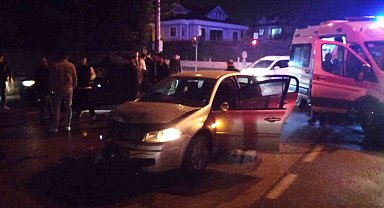 Ambulansa yol vermek isteyen 2 otomobil çarpıştı: 4 yaralı