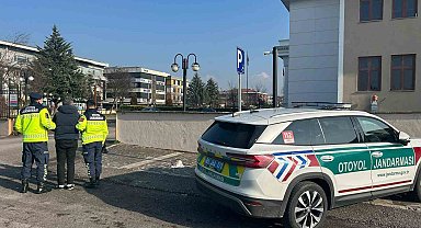 Anadolu Otoyolu'ndaki ticari takside 3 kaçak göçmen yakalandı