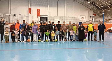 Anaokullu minikler babalarıyla birlikte spor yaptılar