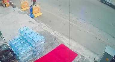 Aniden yola fırlayan çocuğa otomobil çarptı