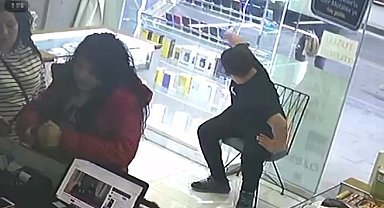 Anne ve kızı satıcıyı oyaladı, oğlu ve küçük kızı ise telefonları çaldı