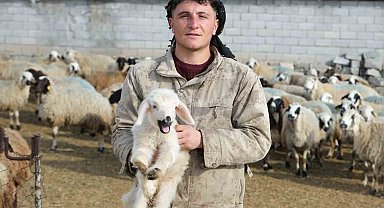 Annesinin reddettiği engelli kuzuya evde bebek gibi bakılıyor