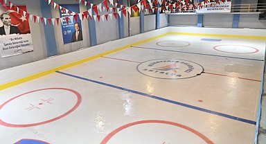 Antalya Muratpaşa'da buz pisti yenilendi