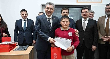 Antalya'da 500 bin 164 öğrenci karne heyecanı yaşadı