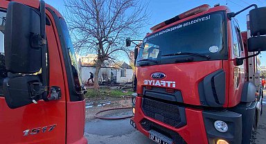 Antalya'da ev alev alev yandı, dumanlar gökyüzünü kapladı