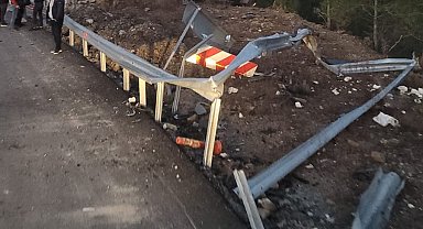 Antalya'da otomobil şarampole yuvarlandı: 5 yaralı