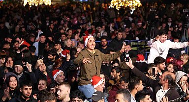 Antalyalılar yeni yıl coşkusunu Cumhuriyet Meydanı'nda yaşadı