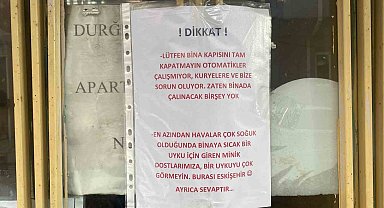 Apartman kapısına yapıştırılan ilginç yazı dikkat çekti