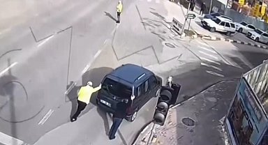 Aracı bozulan sürücüye polis yardım etti