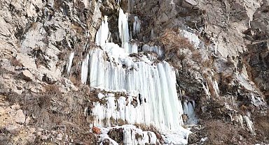 Ardahan'da hava buz kesti, şelale dondu