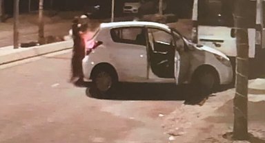 Arnavutköy'de park halindeki minibüse çarpan sürücü yer değiştirip kaçtı