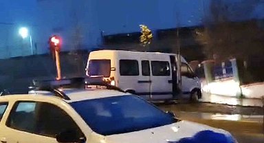 Arnavutköy'de yaşlı adama, servis minibüsü çarptı