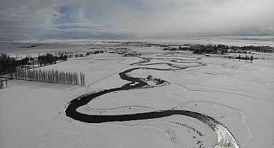 Arpaçay menderesleri kışın büyülüyor