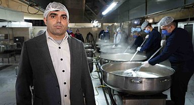 Aşçı adayı lise öğrencileri günde 10 bin kişi için yemek hazırlıyor