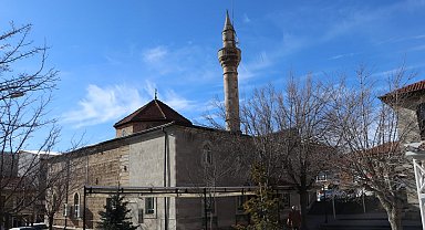 Asrın felaketinde hasar gören 6 asırlık cami, ibadete açılacağı günü bekliyor
