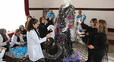 Atık plastik şişe ve galoşlardan kostüm tasarlayıp çevre sorunlarıyla savaşlara dikkat çektiler