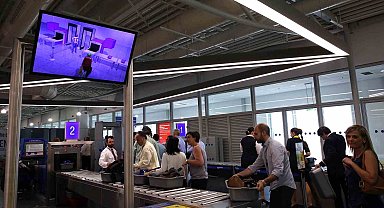 Atina'daki havaalanında valiz çalan 2 kadın gözaltına alındı