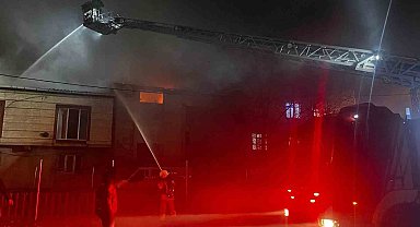 Avcılar'da korkutan yangın: İki katlı binada çıkan yan binaya sıçradı