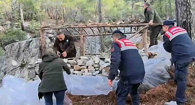 Avcıların ormana yaptığı kaçak barakalar yıkıldı