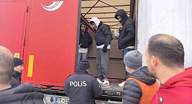 Avrupa'ya kaçmak isteyen göçmenler tır dorsesinde yakalandı