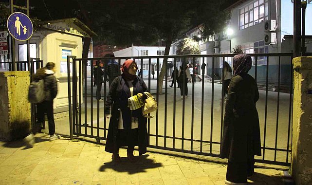 Aydın'da sabah namazından önce başlayan eğitime öğrenciler ve veliler isyan etti, okul görevlisi küfürler savurdu