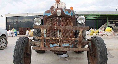 Aydınlı fabrikatör, parasızlıktan değil hatırasından dolayı 66 yıllık traktörü kullanıyor
