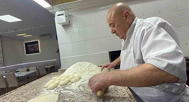 Babasından öğrendiği pideciliği 35 yıldır geleneksel usullerle sürdürüyor