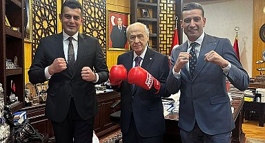 Bahçeli 'boks eldivenli' poz!