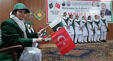 Bakan Tekin, Pakistan'da Kınnaırd Kız Lisesi'ni ziyaret etti