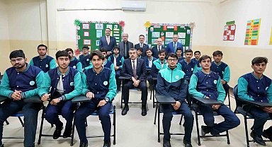 Bakan Tekin, Türkiye Maarif Vakfının Pakistan'daki okulunu ziyaret etti