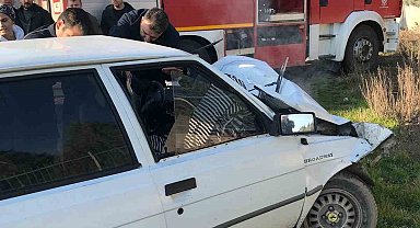 Balıkesir'de hız yapan otomobil kamyona arkadan çarptı: 1 yaralı
