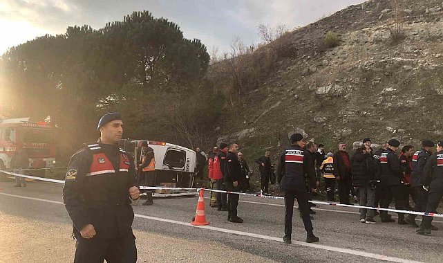 Balıkesir'de minibüs otomobille çarpıştı: 2 ölü