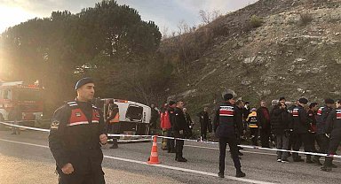 Balıkesir'de minibüs otomobille çarpıştı: 2 ölü