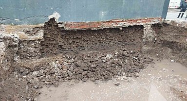 Balıkesir'de temel kazma işlemi sırasında başka bir binanın temeli zarar gördü