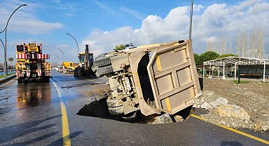 Balıkesir'de yol yarıldı, hafriyat kamyonu içine düştü