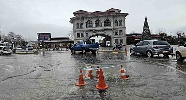 Bandırma'da sağanak yağış yolları göle çevirdi, rögarlar patladı