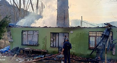 Bartın'da 2 katlı binada çıkan yangın korkuttu