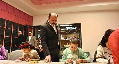 Başkan Altay tatilini Bilim Merkezinde değerlendiren çocuklarla buluştu