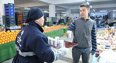 Başkan Çerçioğlu'nun vatandaş ve pazarcı esnafına sıcak çorba ikramı sürüyor