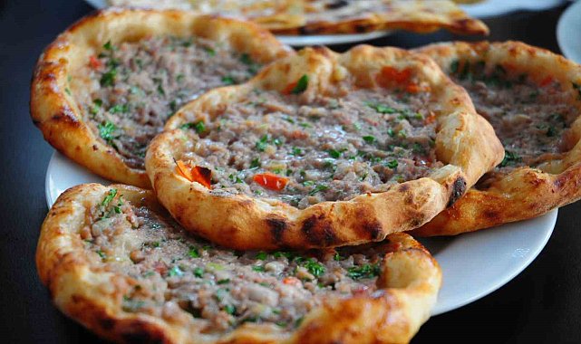 Başkan Ercan, sanatçı Kerem Bürsin'i pide yemeğe davet etti