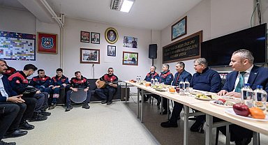 Başkan Tugay 2025'i nöbetteki itfaiyecilerle karşıladı