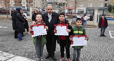 Başkan Yalçın öğrencilerin karne sevincinde