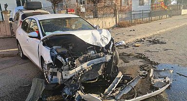 Batman'da iki otomobilin karıştığı kazada 2 kişi yaralandı
