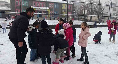 Batman'da kar yağışıyla birlikte çocuklar gönüllerince eğlendi