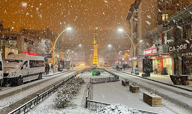 Bayburt kent merkezi beyaza büründü, çocuklar karın tadını çıkarttı