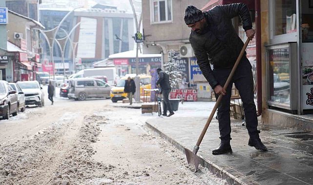 Bayburt'a yeni yılın ilk karının yağmasıyla kent beyaz örtüyle kaplandı